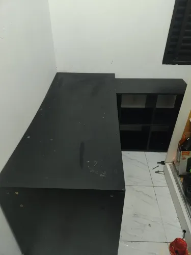 Mesa em L com nichos para trabalho/artesanato