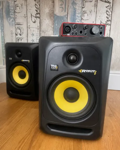 Par de Monitores de Áudio Krk Rokit 6 G3