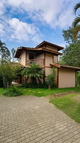 Casa em Condomínio com Piscina | 3 Dormitórios | 301m² de Terreno | Centro de Ilhabela