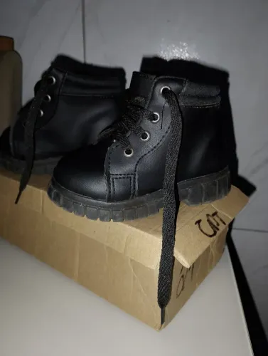Bota infantil, número 21 usada apenas uma vez sem marcas de uso
