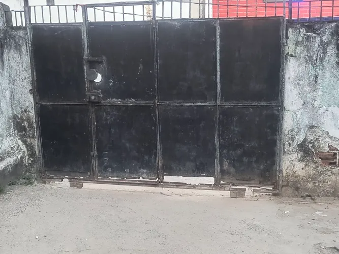 Portão de garagem de ferro de garangem l