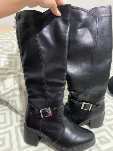 Bota cano alto novíssima