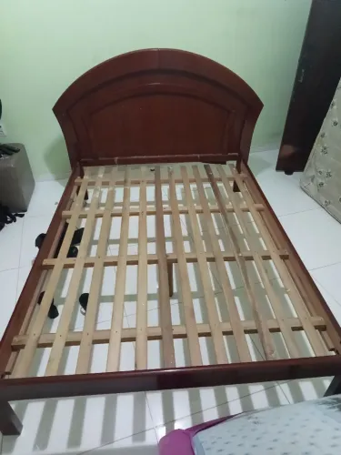 Cama casal em madeira. Excelente estado