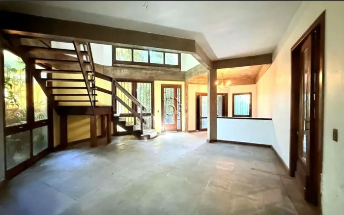 Passoe vende Casa com 5 Dormitórios, Sendo 3 suítes master com closet, na Vila Assunção na