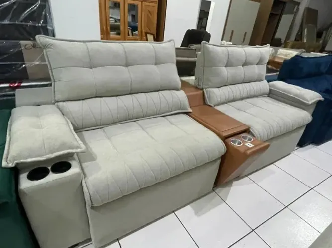 SOFÁ RETRATIL E RECLINÁVEL COM PORTA COPOS E USB 2.90 MT