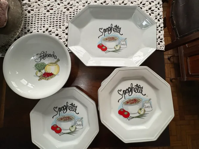 Conjunto de pratos de cerâmica (espaguete e feijoada) 