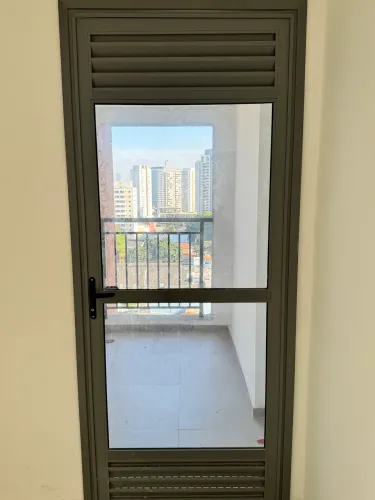 Porta de alumínio com vidro