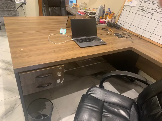 Escrivaninha Mesa em L 1,70 x 1,60 m com Gaveteiro e Chave