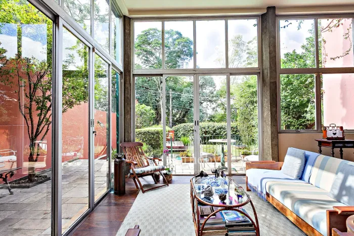 Casa com jardim, piscina, lazer e área social integrada