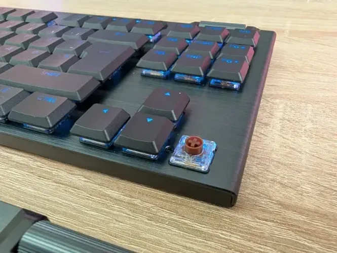 Teclado Mecânico Gamer Sem Fio Logitech G915 X LIGHTSPEED TKL - Preto RGB LIGHT
