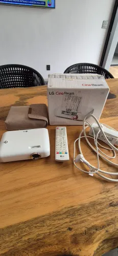 Vendo projetor LG Cinebeam 4k com TV.