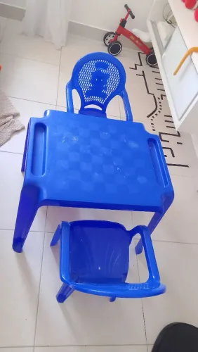 Mesa infantil com 2 cadeiras 