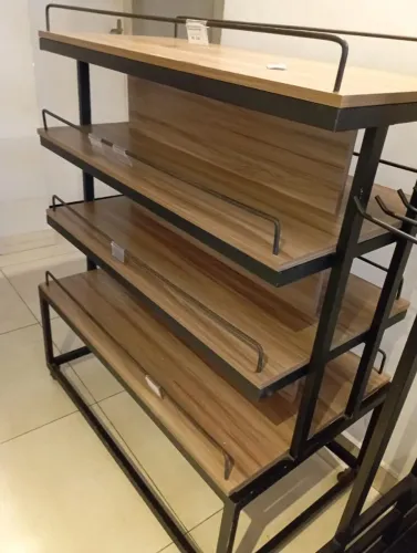 Vendo móvel comercial MDF - Tamanho: 1,00L x 1,25A x 52P