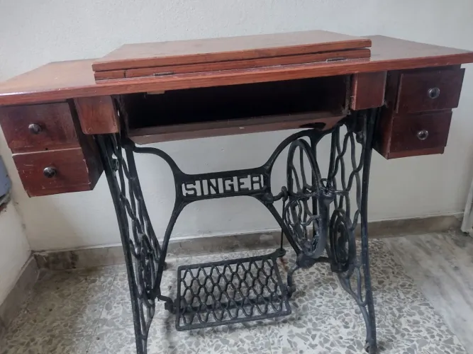 Móvel de máquina de costura antiga