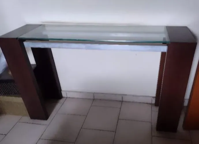 Vendo lindo aparador buffet de madeira maciça e vidro