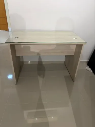 Mesa de Escritório c/ duas gavetas e tampo de vidro