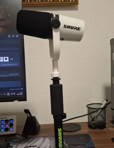 Microfone MV7+ Branco com suporte para microfone Shure