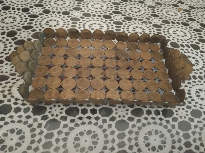 Bandeja decorativa feita com moedas 