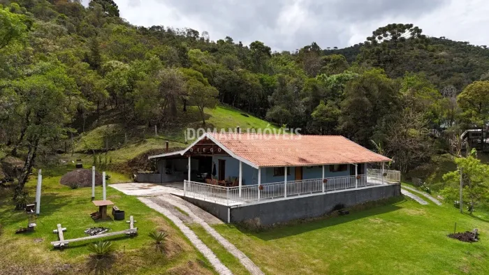 Belo Sítio com Casa Nova e Lago na Região da Tabatinga - Campos do Jordão/SP