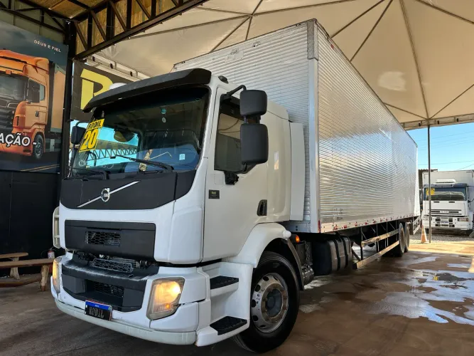 Volvo VM 270 ano:2019 cabine leito baú de 11.5mt 