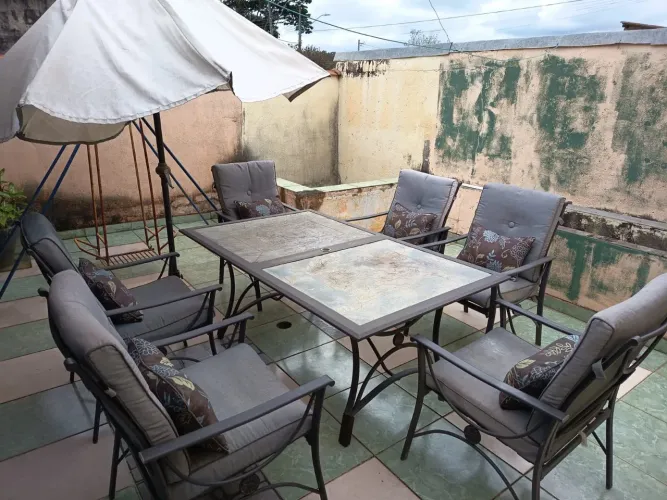 Mesa com 6 cadeiras e guarda-sol 
