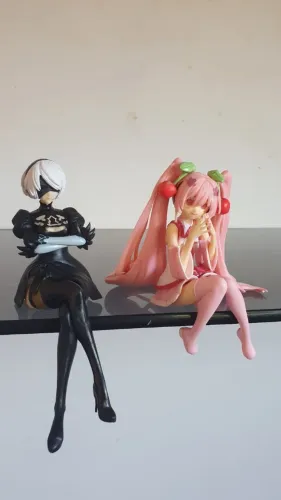 Figura de ação da Hatsune Miku e 2B