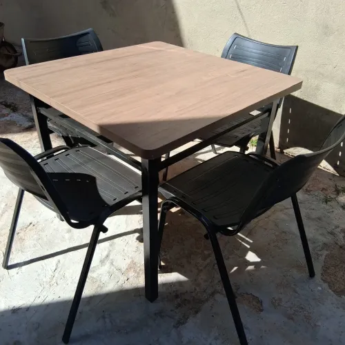 Mesa com tampo de madeira