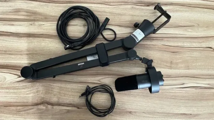 Microfone Dinâmico Fifine K688 USB/XLR + Braço Articulado Arcano Iron Arm-50
