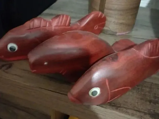 Escultura de madeira e peixe de madeira 