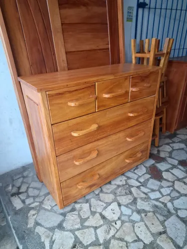 Cômoda robusta feita madeira em madeira de lei