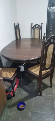 Mesa de jantar e arca antigos em bom estado.