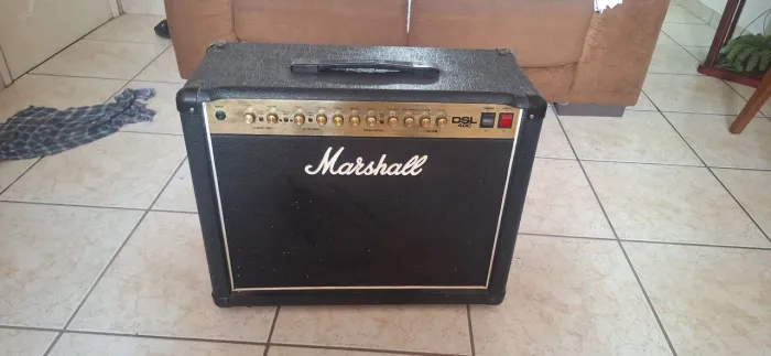 Marshall dsl 40c, não envio retirar no local. Aceito troca por pedaleira do meu gosto.
