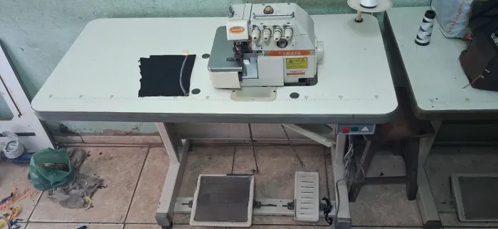 Hehe psiu vendo uma máquina overlok ponto cadeia e overlok Singer bem conservada