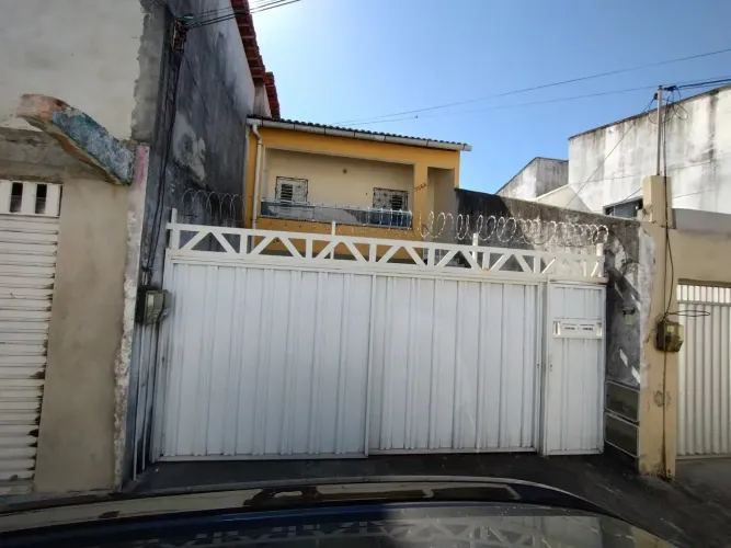 Casa na Vila Peri, vizinho ao colégio Eça de Queiroz