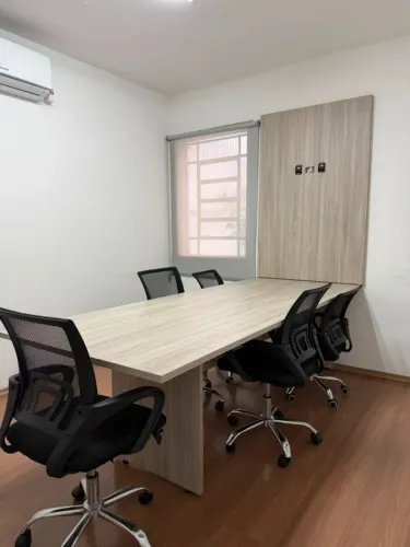 Mesa de reunião + painel Tv