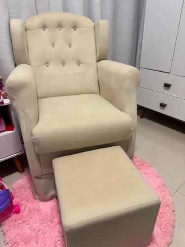 Poltrona de amamentação com puff - confortável e elegante