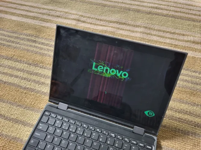 Lenovo 300e G2 - Display piscando