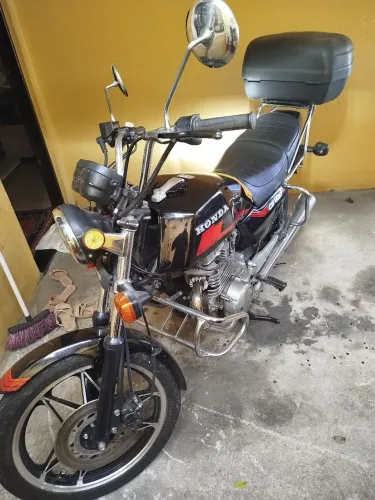 Honda CB 400 muito íntegra