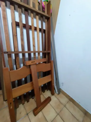 Cama de solteiro de madeira 