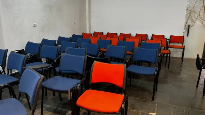 CADEIRA UNIVERSITÁRIA ESCAMOTEÁVEL