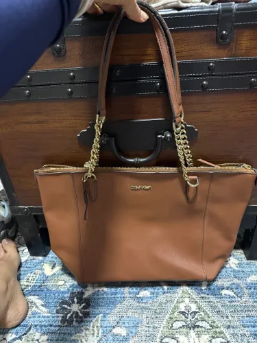 Bolsa Calvin Klein Tote Marrom Caramelo com Corrente Dourada