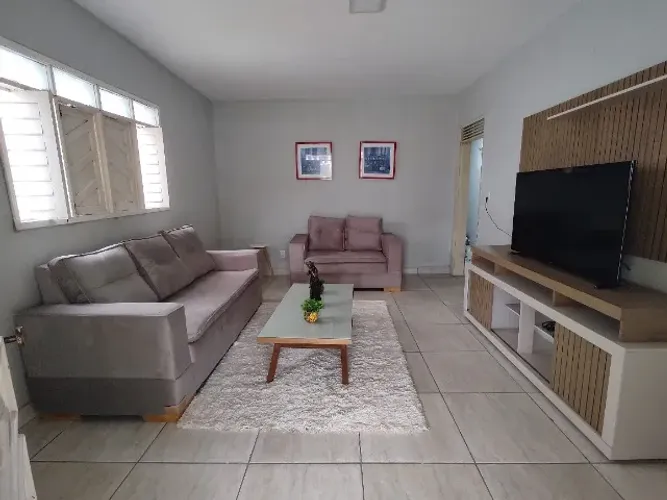 Casa mobiliada, confortável e bem localizada.