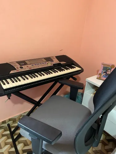 Kit  PSR 550 Yamaha com capa a cadeira junto e suporte para o teclado super promoção 