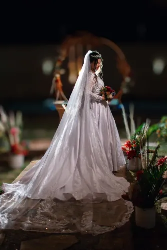 Vestido de noiva branco com renda e decote quadrado ,com véu.