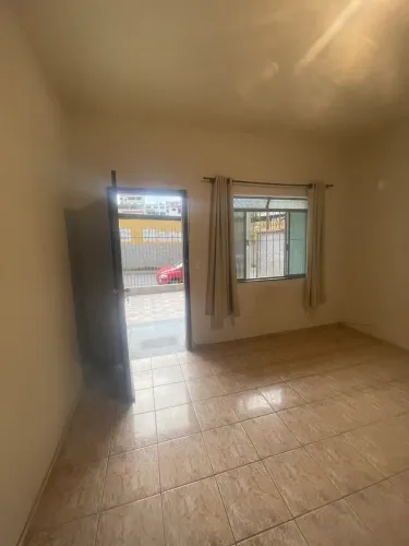 Alugo casa no bairro Democrata
