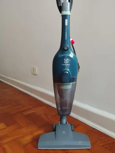 Aspirador Vertical com Fio Electrolux