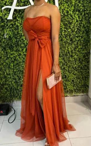 Vendo vestido usado apenas 1 vez e sem marca de uso.