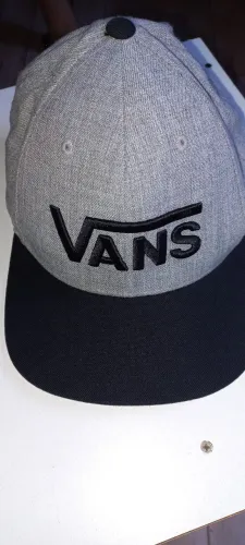 Boné Vans Drop V II Snapback cinza e preto com aba reta e o logo bordado.