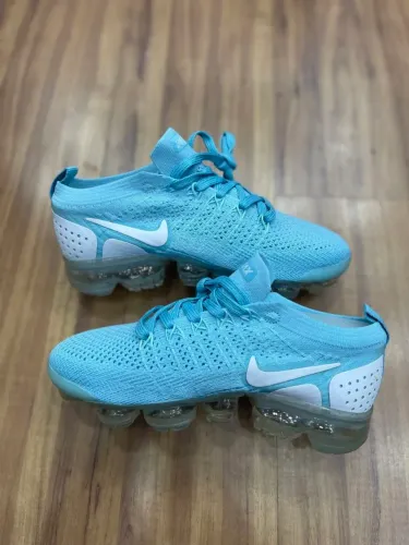Tênis Vapor Max 2.0 nas cores azul, preto, cinza, branco e bege
