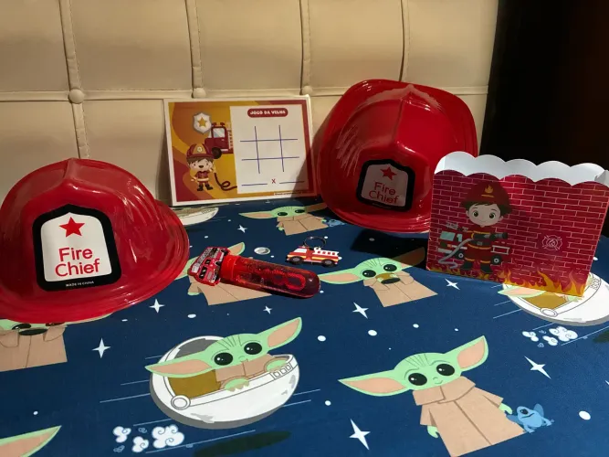 Kit bombeiro infantil 10 itens chapéu chaveiro bolinha de sabão 
